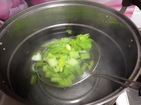 锅内加水烧开加入几滴食用油和适量盐，倒入芹菜丁汆烫5-7秒