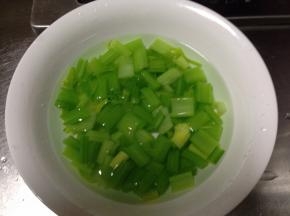 
迅速放入纯净水中过凉，捞出控水备用