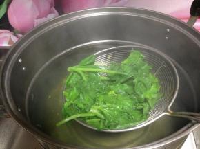 
随后把芹菜叶也汆烫一下过凉