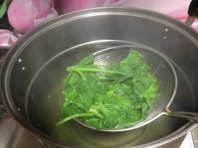 
随后把芹菜叶也汆烫一下过凉
