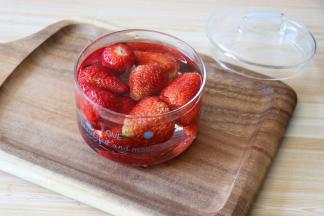 草莓去掉叶子稍微冲洗一下，放在淡盐水里浸泡10来分钟;