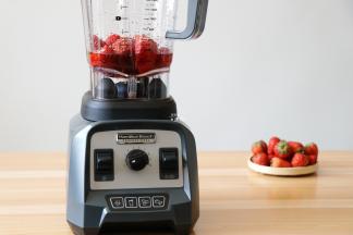 倒入苹果醋，盖上杯盖和加料口盖；