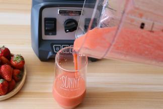 程序结束后自动停止搅打，将搅打好的草莓苹果醋混合物倒入杯子里，看，多细腻，不到一分钟就搅打好；