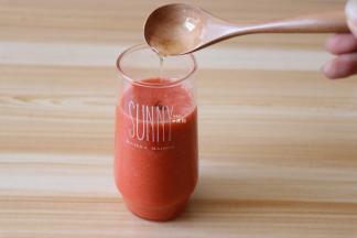 加入蜂蜜，搅拌均匀后可包上保鲜膜.密封好放进冰箱冷藏保存；