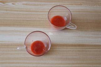 喝的时候将草莓苹果醋混合物倒入杯子里；