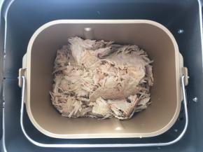 之后倒入面包机内，启动肉松程序