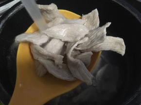 之后将肉片捞出来，用水冲洗干净