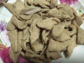 压好的肉用筷子可以戳烂，之后将肉捞出，过滤掉汤汁，汤汁也别浪费，可以留着炖菜吃