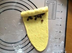 放上蜜豆，从上向下卷起，