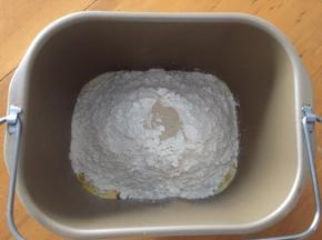 将黄油以上的全部材料放入面包机中，和面20分钟