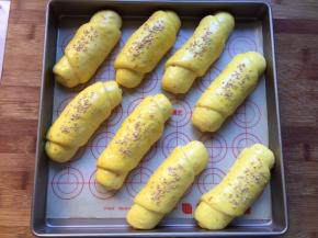 二次发酵完成，刷上蛋液，撒上白芝麻，放入预热好的烤箱160度，上下火18分钟，上色后盖上锡纸