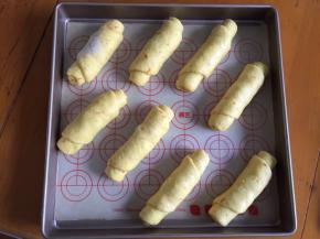 放入烤盘中，放入烤箱二次发酵30分钟