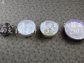 1.准备的材料有：豆沙240克，温水150Ml，酵母粉3克，面粉250克。