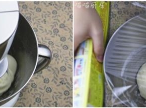 3.用厨师机揉成光滑的面团，大概20分钟，面团上筋，把揉好的面团盖上保鲜膜，夏天的话常温中发酵，冬天可以放入烤箱发酵。