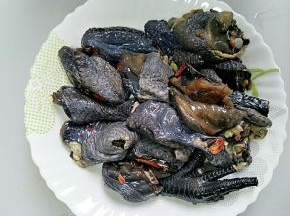 剁好的乌鸡半只