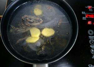 锅里放水放姜片乌鸡煮开