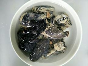 起泡沫后捞起用水洗掉脏东西