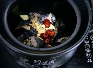 把乌鸡跟各种炖汤的放砂锅里