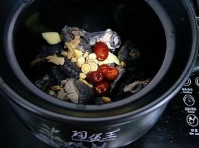 把乌鸡跟各种炖汤的放砂锅里