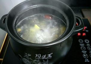 煮一个钟头以上。两个钟头左右