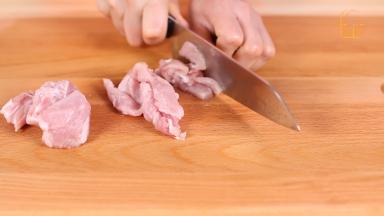 瘦肉清洗干净，切成片.