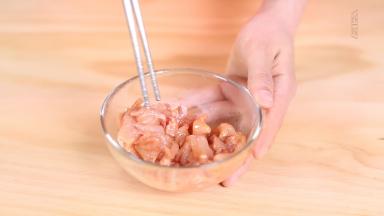 加入适量的食用油、生抽、盐、生粉，搅拌均匀，腌10分钟左右；加入生粉，也就是淀粉，能让炒出来的肉口感更嫩。