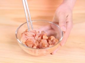 加入适量的食用油、生抽、盐、生粉，搅拌均匀，腌10分钟左右；加入生粉，也就是淀粉，能让炒出来的肉口感更嫩。