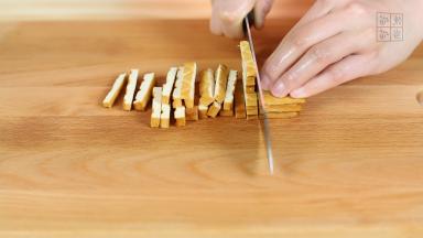 香干洗干净后也依个人喜好切成了条。