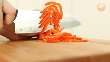 红椒去籽，洗干净后切条状。