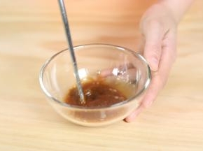 准备一个小碗，加入生抽、蚝油、生粉、盐、适量的清水，勾成芡，备用。