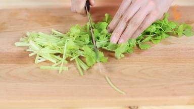 芹菜清洗，切小段。