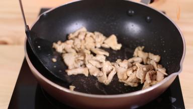 炒锅中加入适量的食用油，中火加热后，加入肉片，翻炒2分钟左右，肉片色变已熟，盛起备用。