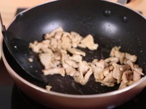 炒锅中加入适量的食用油，中火加热后，加入肉片，翻炒2分钟左右，肉片色变已熟，盛起备用。