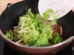 然后加入芹菜