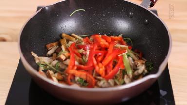 起锅前加入红椒，翻炒10秒钟左右