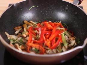 起锅前加入红椒，翻炒10秒钟左右
