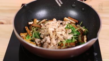 加入肉片，翻炒1分钟。