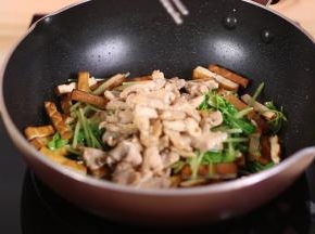 加入肉片，翻炒1分钟。