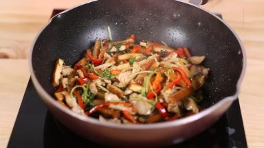 拌匀后即可起锅。午餐便当就是这么的简单。经常煮给家里的爸妈吃，对身体也是好处多多哦。