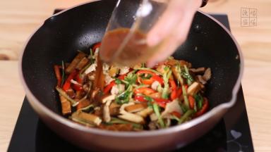 倒入芡汁，拌匀即可。