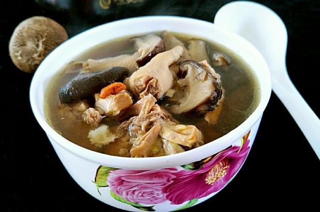 土鸡花菇汤