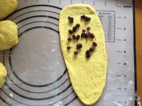 将面团擀成牛舌状，