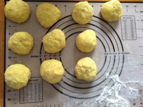 分成10等份，盖上保鲜膜静置10分钟