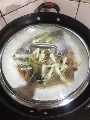 锅中放入适量的水，把多宝鱼放进蒸锅中，水开后中火蒸10分钟即可。