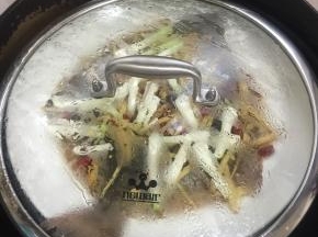 锅中放入适量的水，把多宝鱼放进蒸锅中，水开后中火蒸10分钟即可。