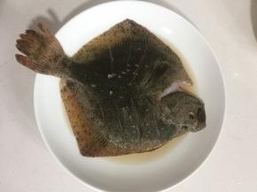 多宝鱼去除内脏和鱼鳃，反复用清水清洗干净，不留血水。用刀在多宝鱼身上斜花几刀，用盐和料酒把鱼身及鱼腹内抹遍，腌制10分钟。