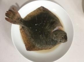 多宝鱼去除内脏和鱼鳃，反复用清水清洗干净，不留血水。用刀在多宝鱼身上斜花几刀，用盐和料酒把鱼身及鱼腹内抹遍，腌制10分钟。