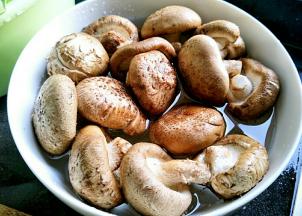 十多个花菇放水里泡着