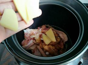 砂锅放入鸡肉跟倒入适量的水