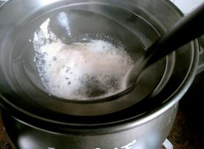 煮开撇去泡沫。都是脏东西